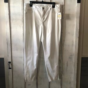 Women's size 14 white ankle length jean.